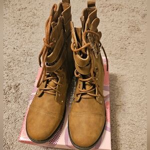 Via Pinky Collection Brown Boots